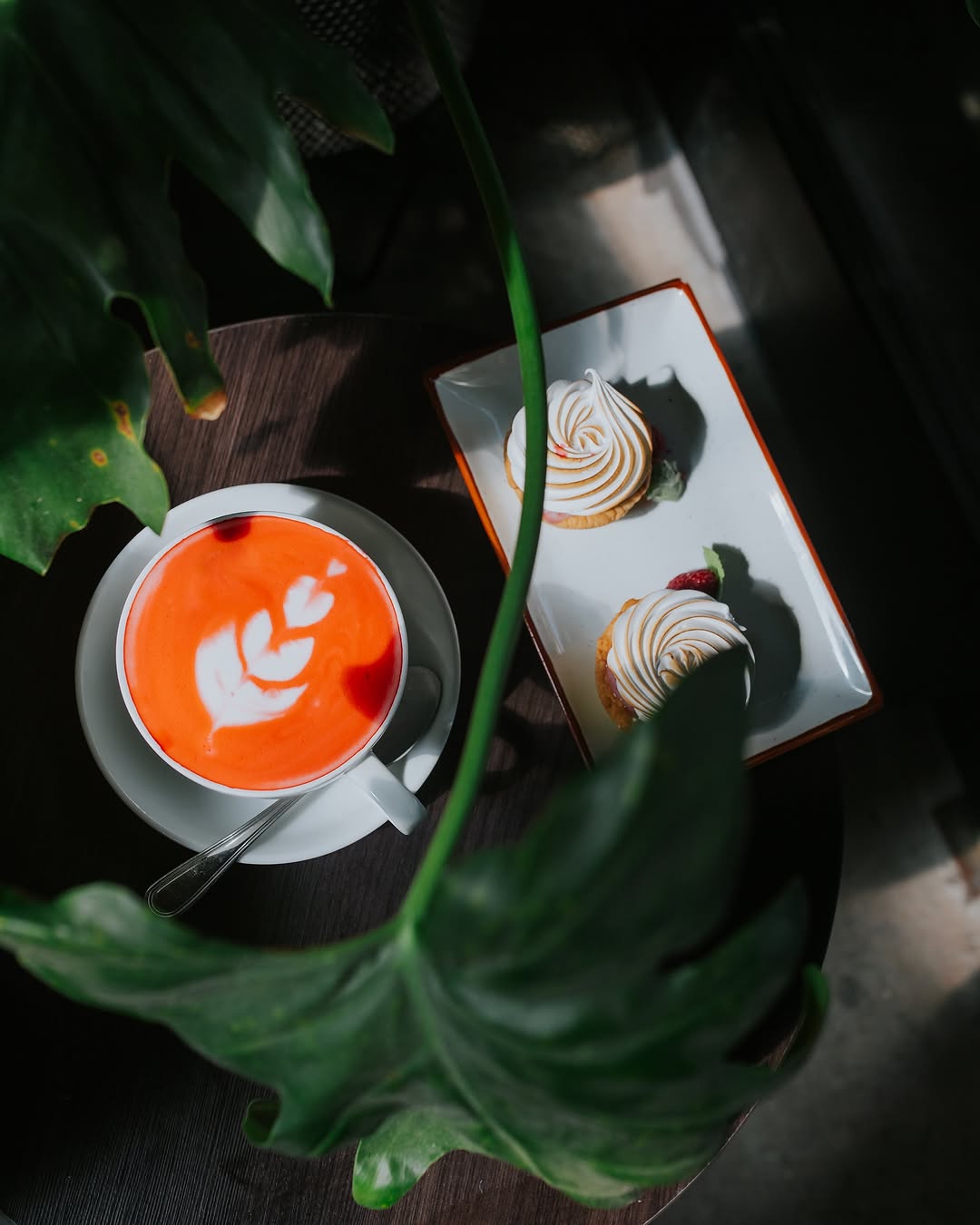 Latte con arte y galletas