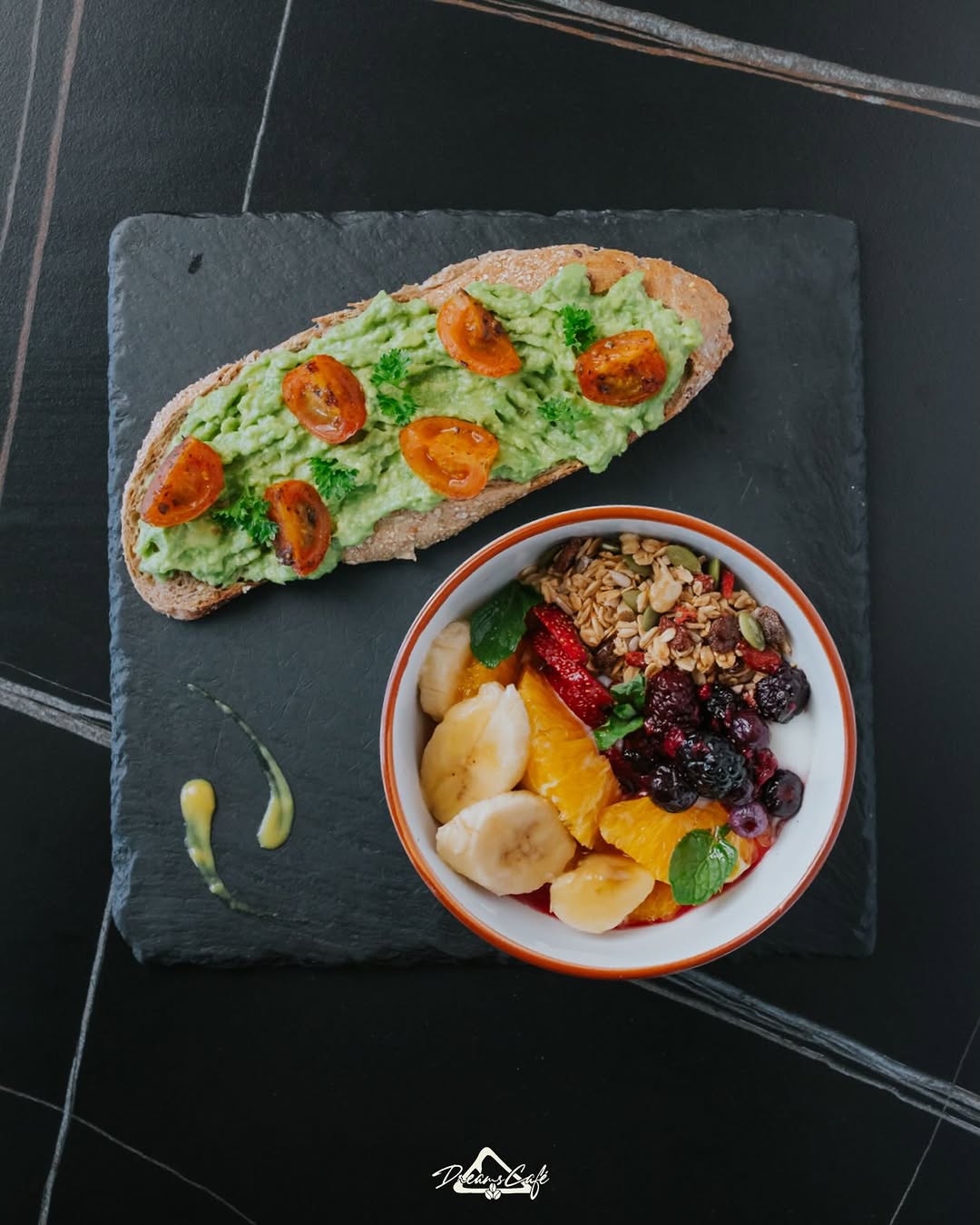 Tostada de palta y bowl de frutas